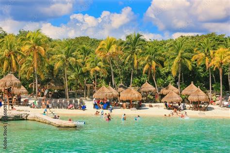  Xcaret メキシコ古代文明と自然の神秘が融合するエメラルド色の楽園！